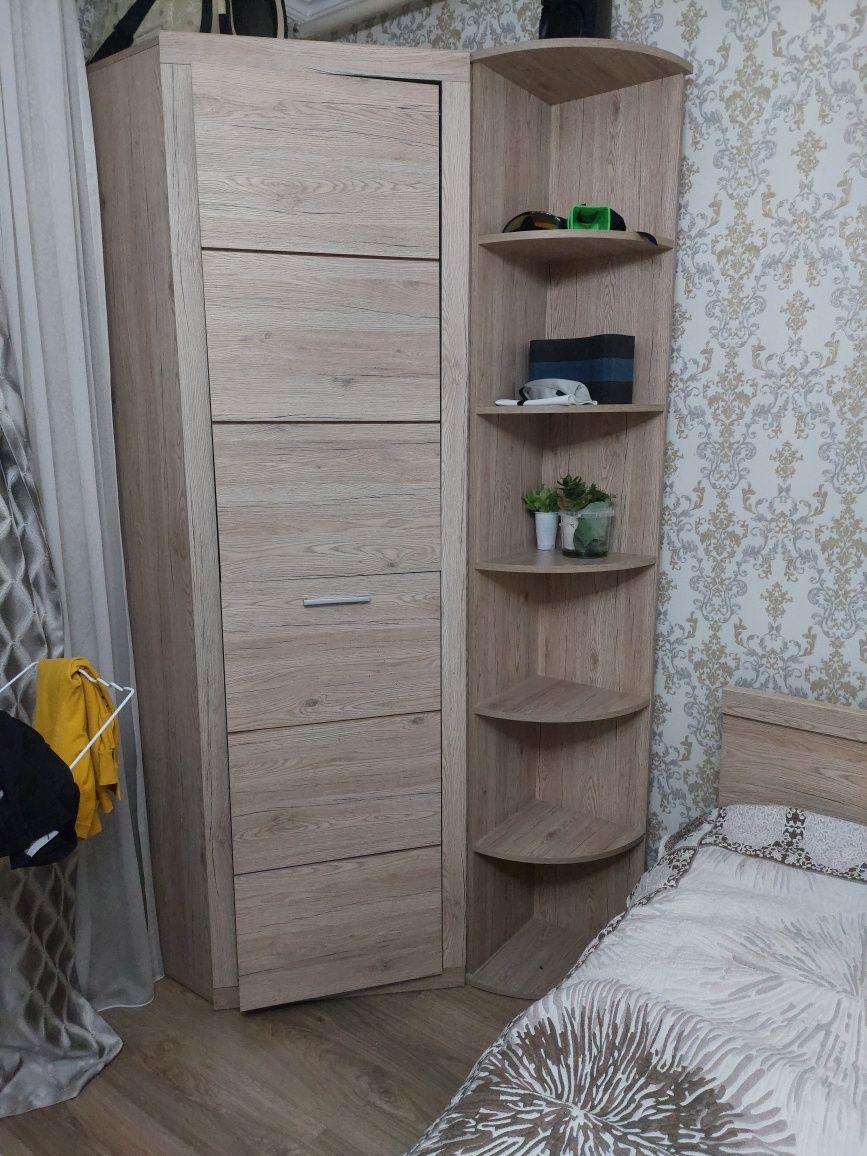 Кровать, рабочий стол, шкафы