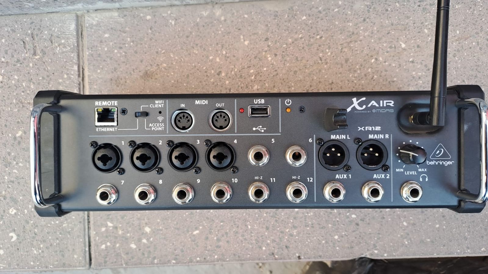 Цифровой пульт Behringer x air 12