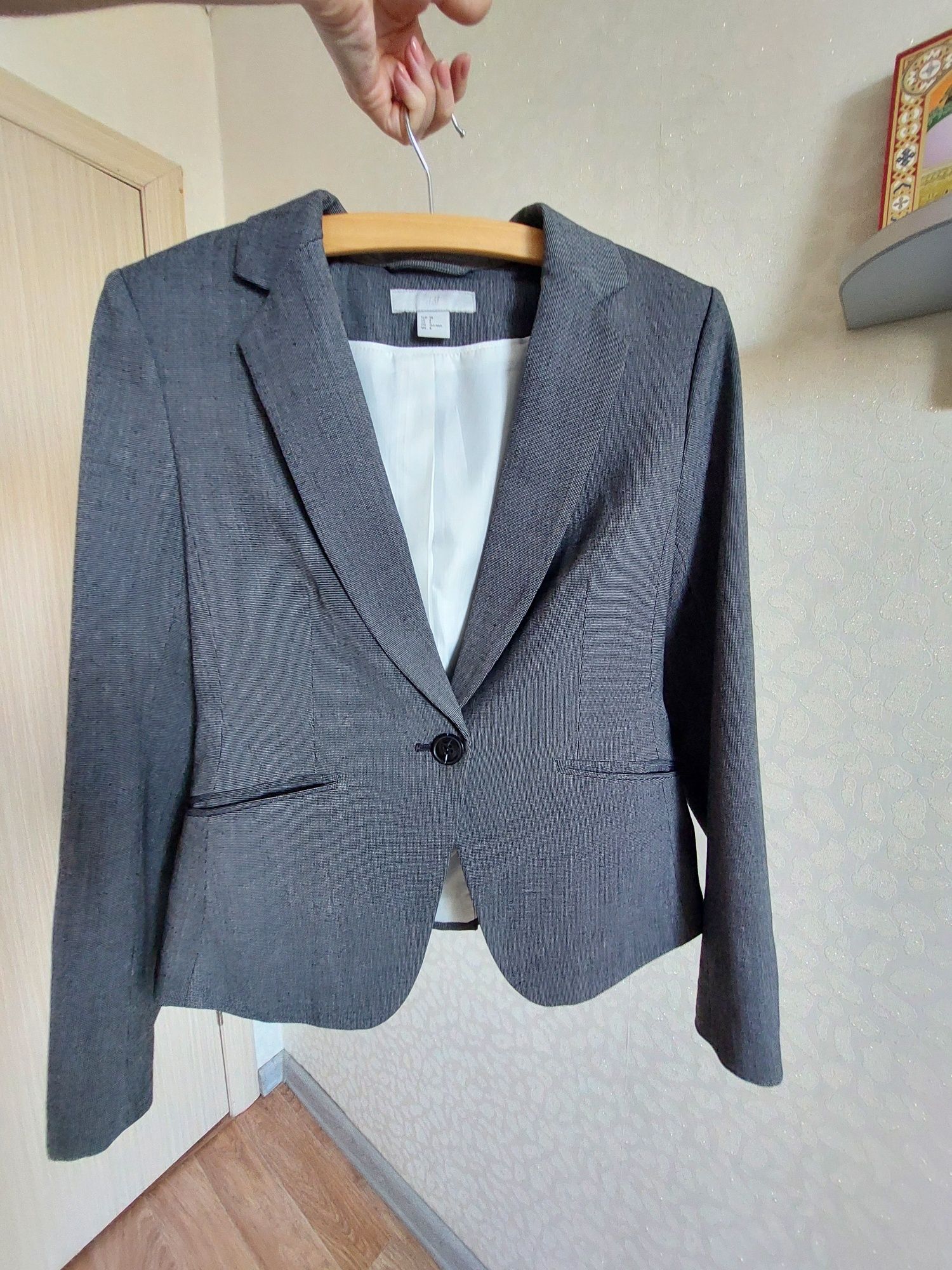 Продам жакет, пиджак, куртка, жилетка, безрукавка.