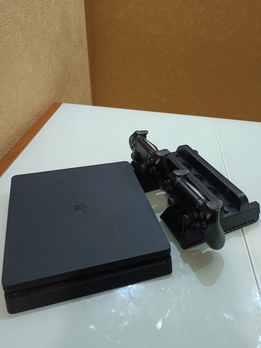 Playstation 4 slim, два геймпада и подставка