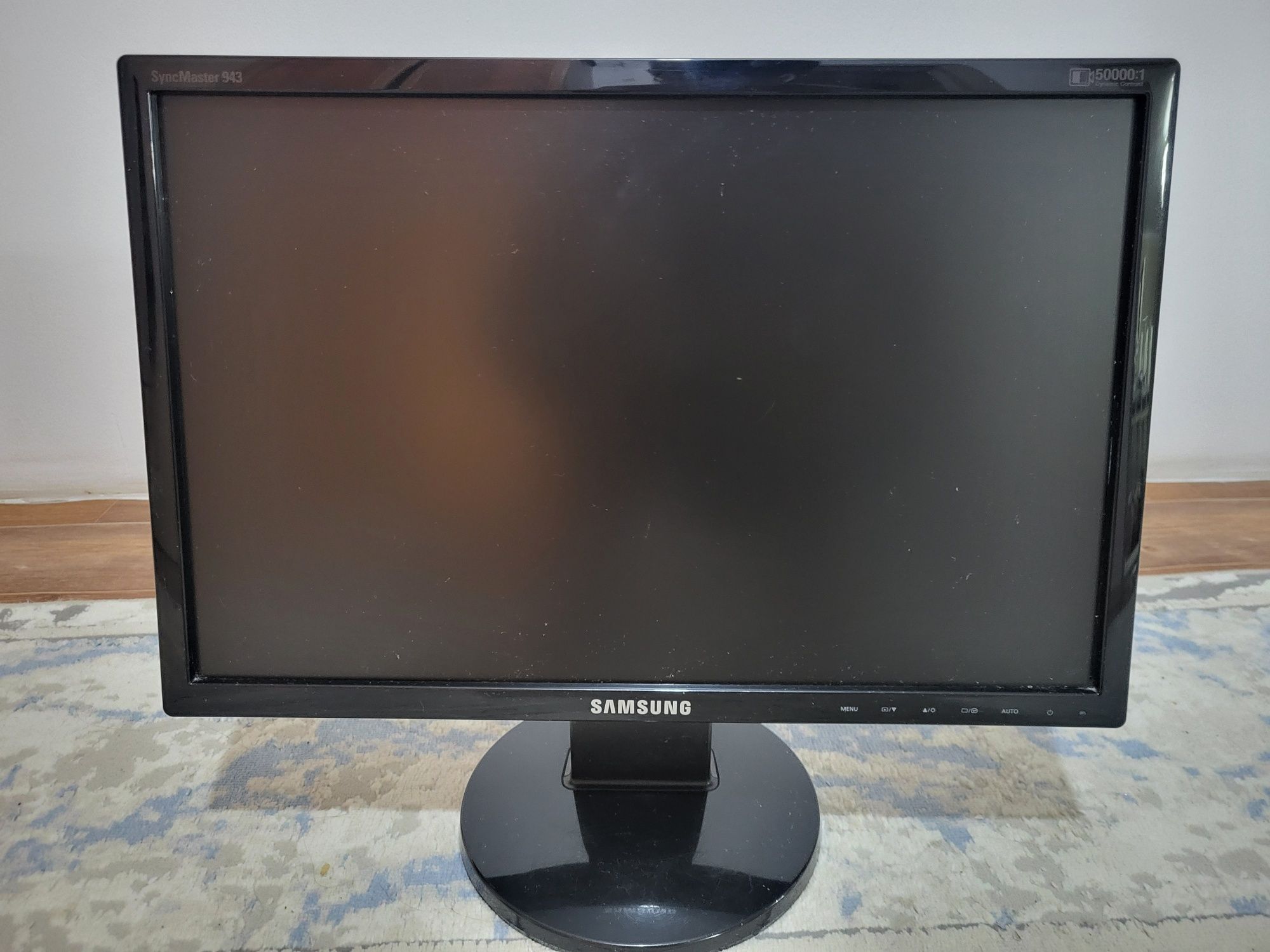 монитор Samsung, модель SyncMaster 943NWX.