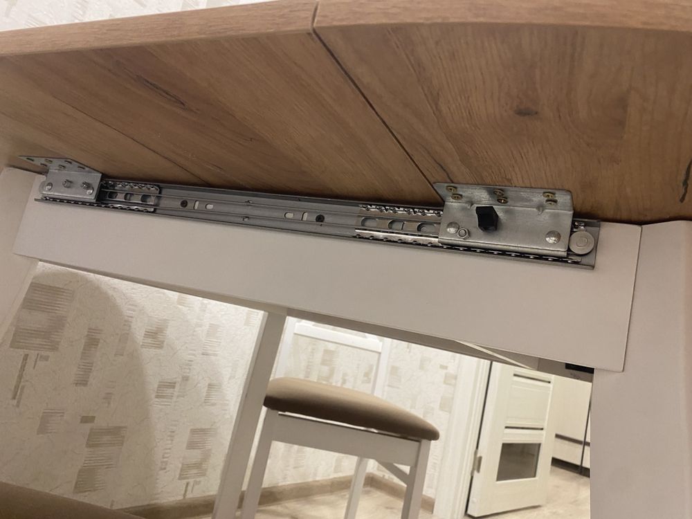 Продам стол с раздвижным механизмом