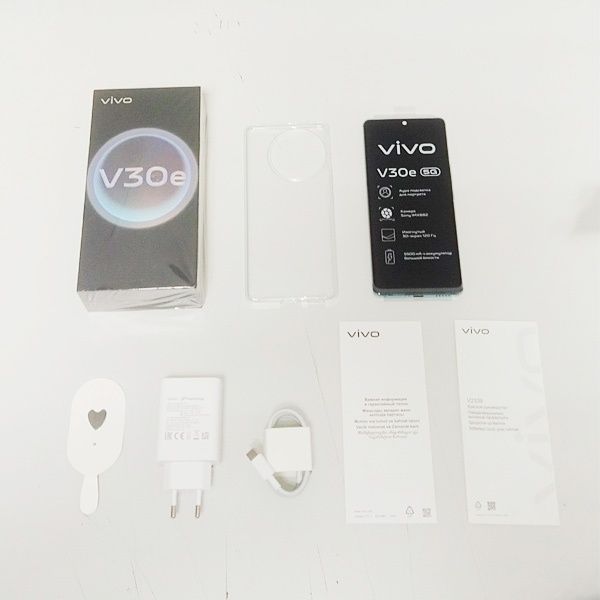 Телефон vivo30e абсолютно новый, все работает, нету даже года, полный