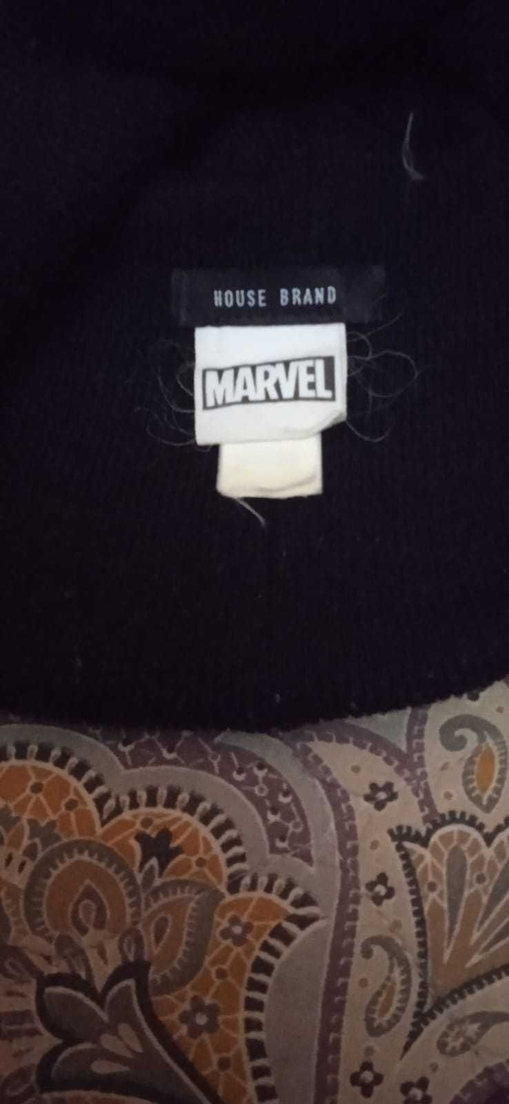 Оригинальная шапка Marvel с помпоном