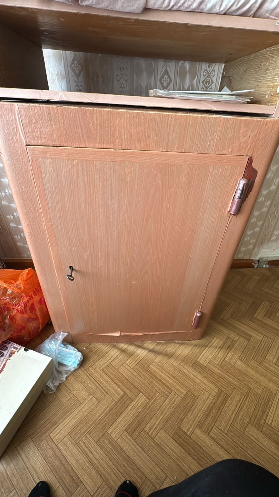 Угловой диван, телевизор, сейф, шкаф прихожая