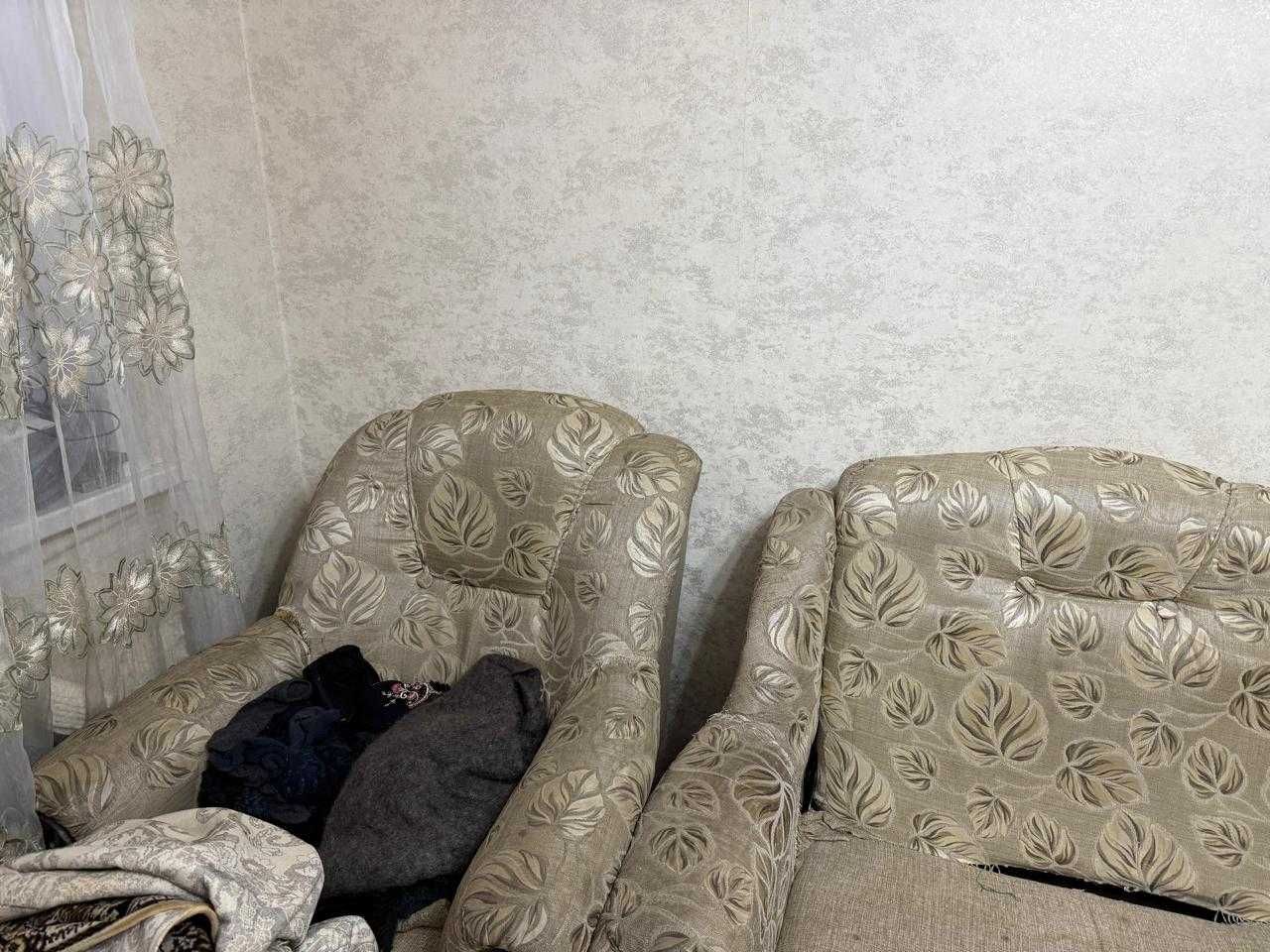 Продам за бесценок диван и два кресла б/у