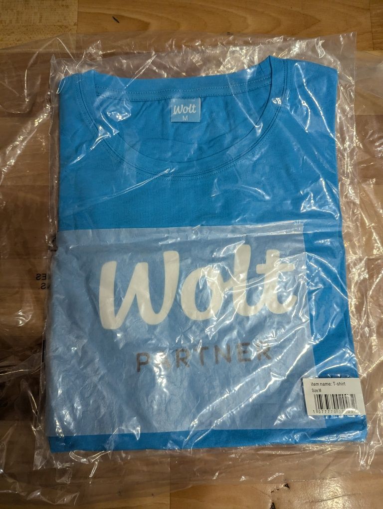 Дождевик и футболка wolt partner