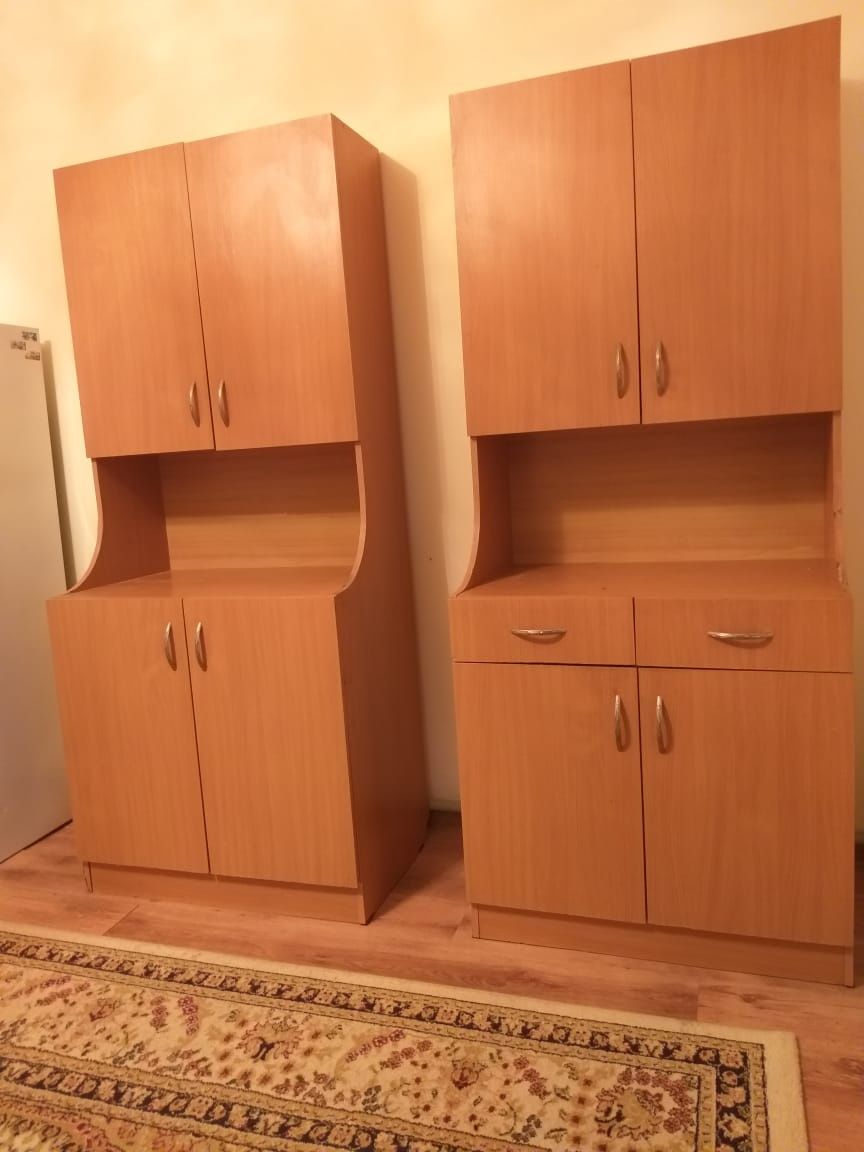 Кухонный гарнитур цвет ореховыи состояние нормальное