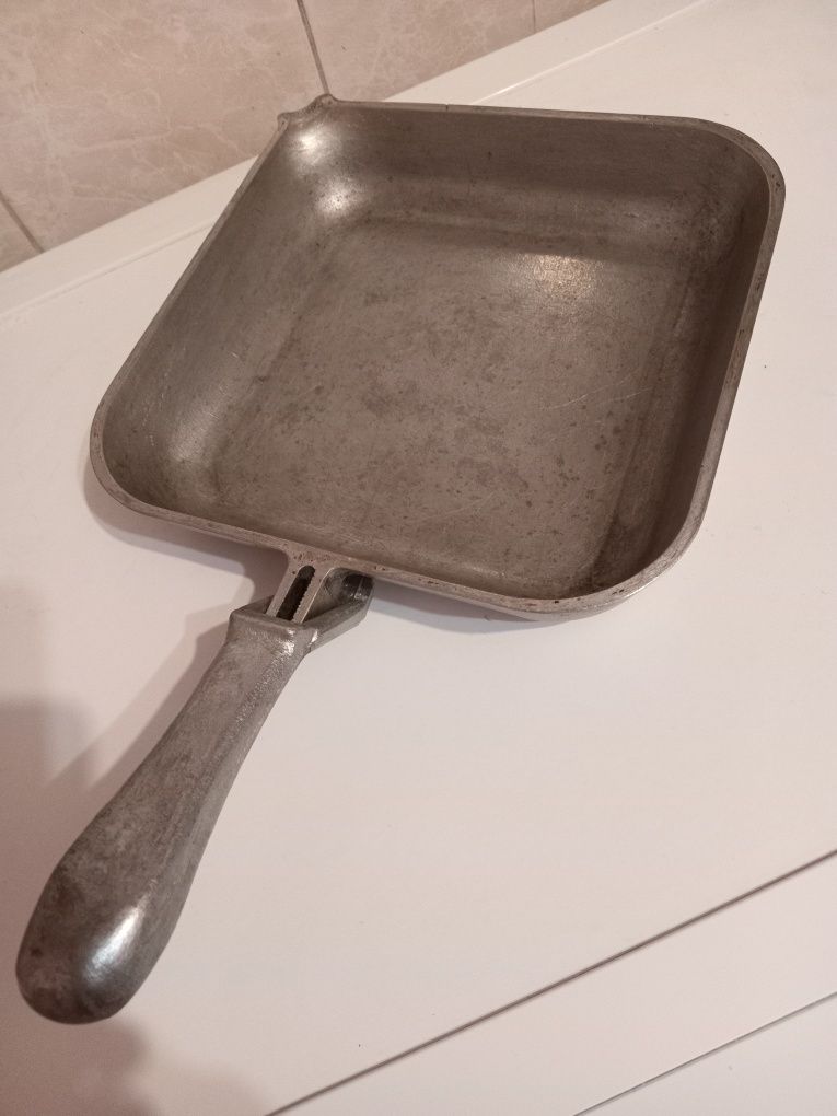 Продам советскую чугунную сковороду и другую кухонную утварь