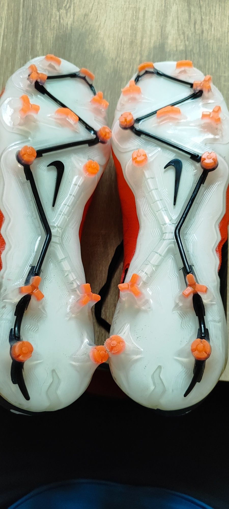 Продаю почти новые футбольные бутсыы Nike