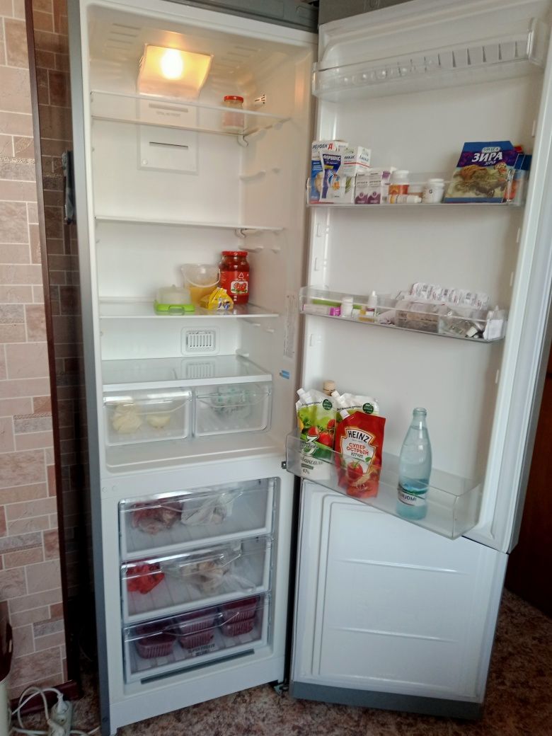 Продам холодильник Indesit.