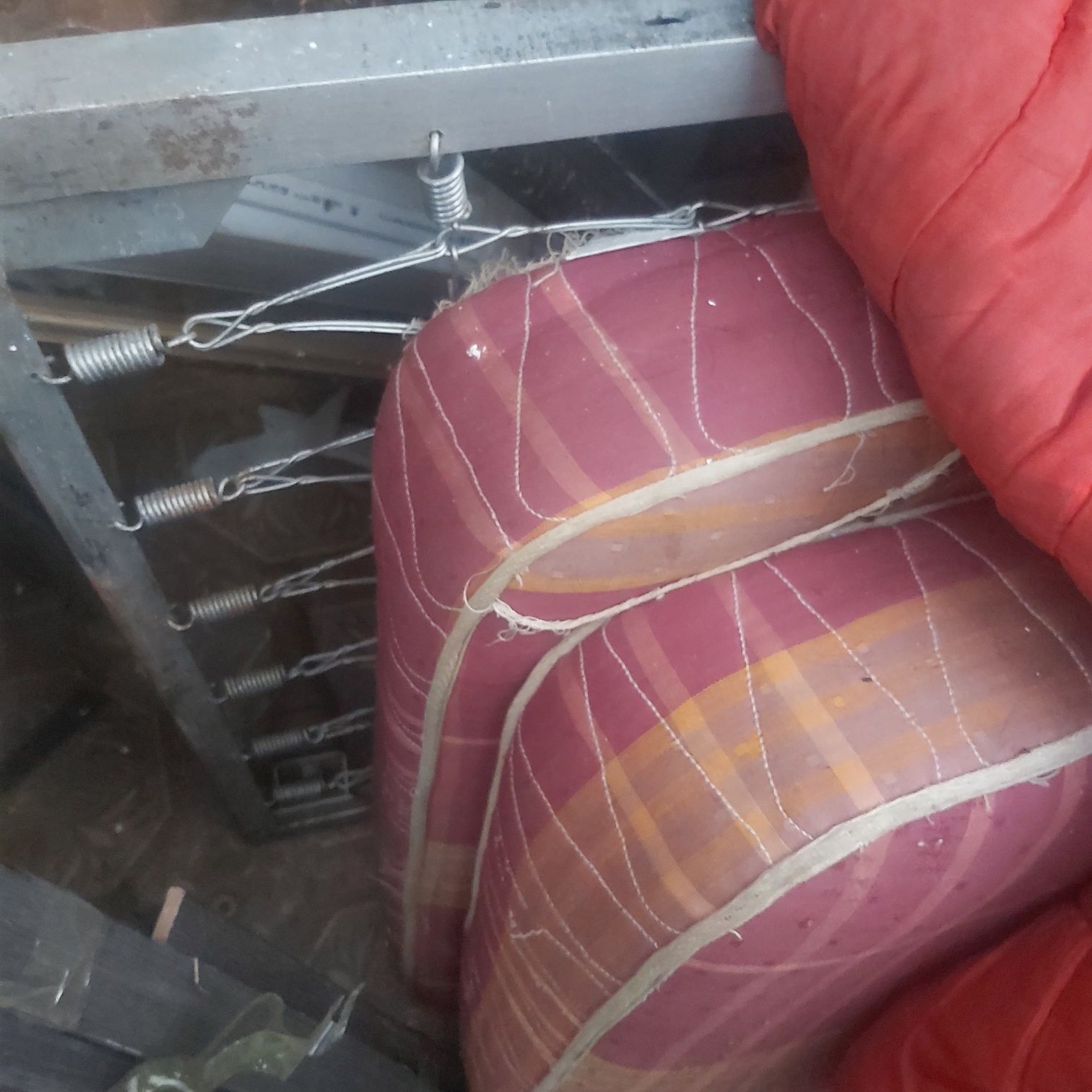 Продам 2 кровати с марками,недорого