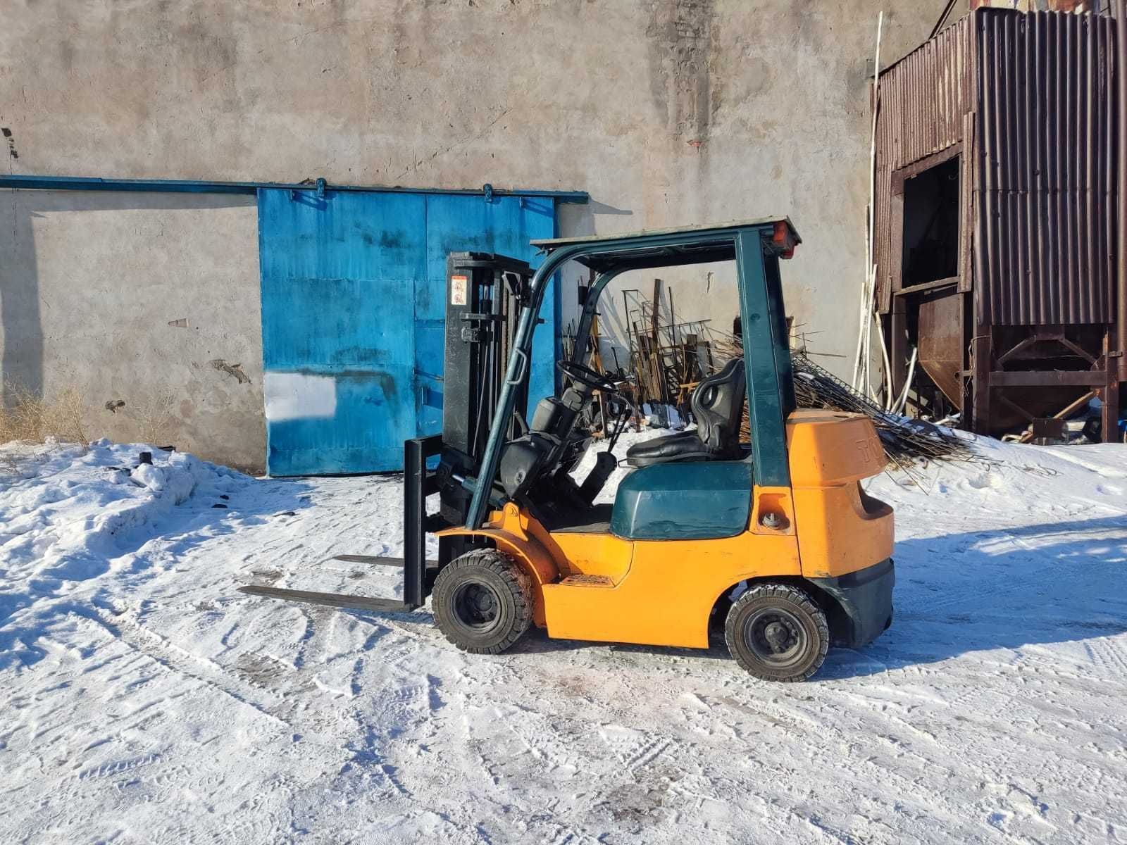 Toyota вилочный погрузчик. 2 тонны. Бензин. МКПП. 13год. Хор.состояние