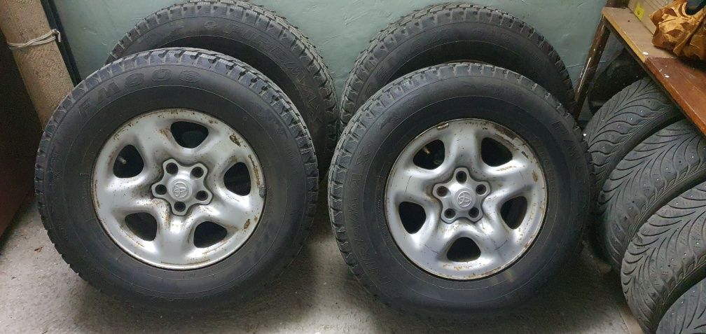 Продам комплект колёс на зиму 235 70 R16