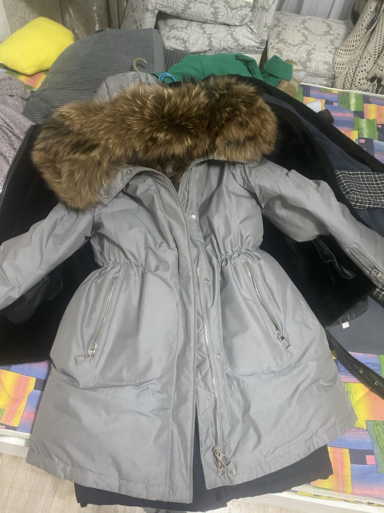 Продам парку с шикарным натуральным мехом