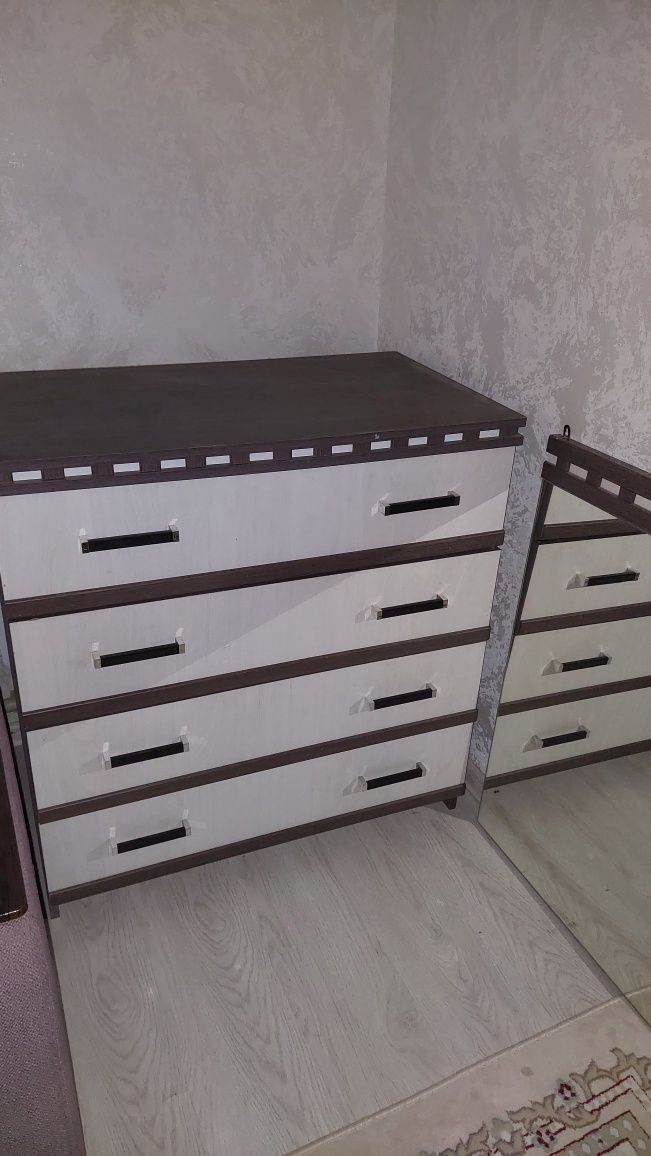 Продам комод с зеркалом и тумба 2шт