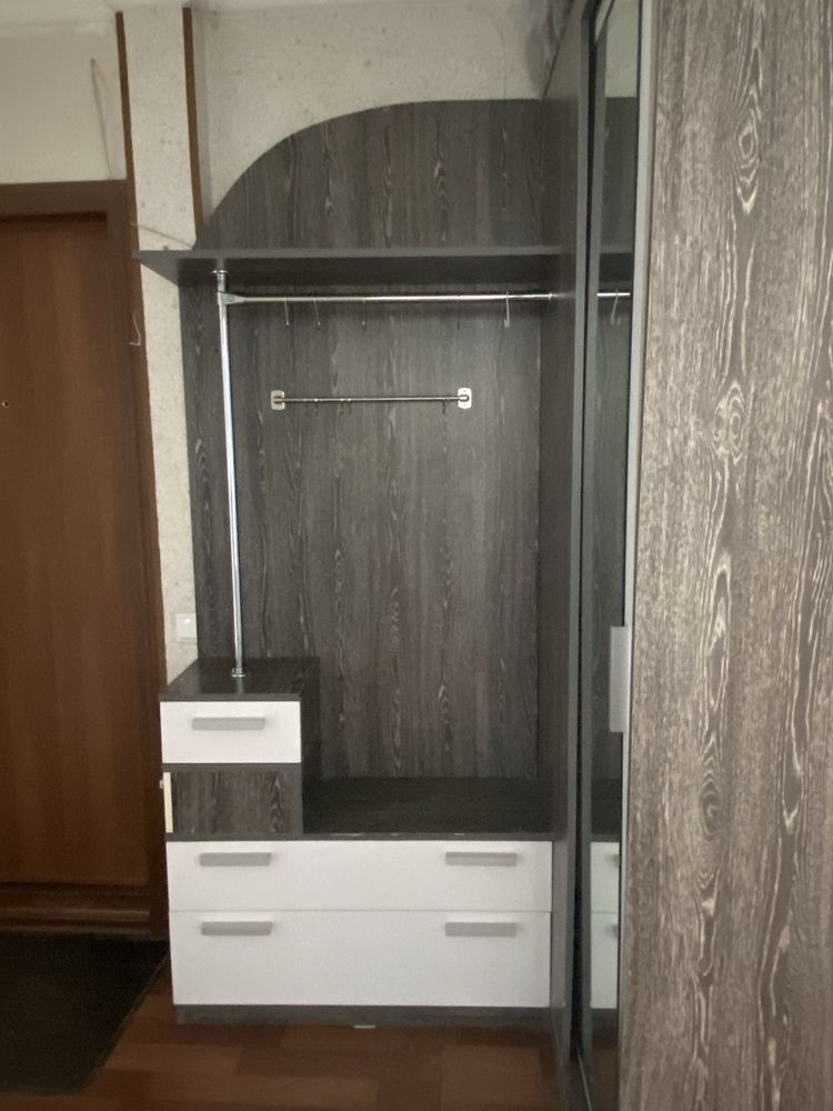 Шкаф в прихожую………..