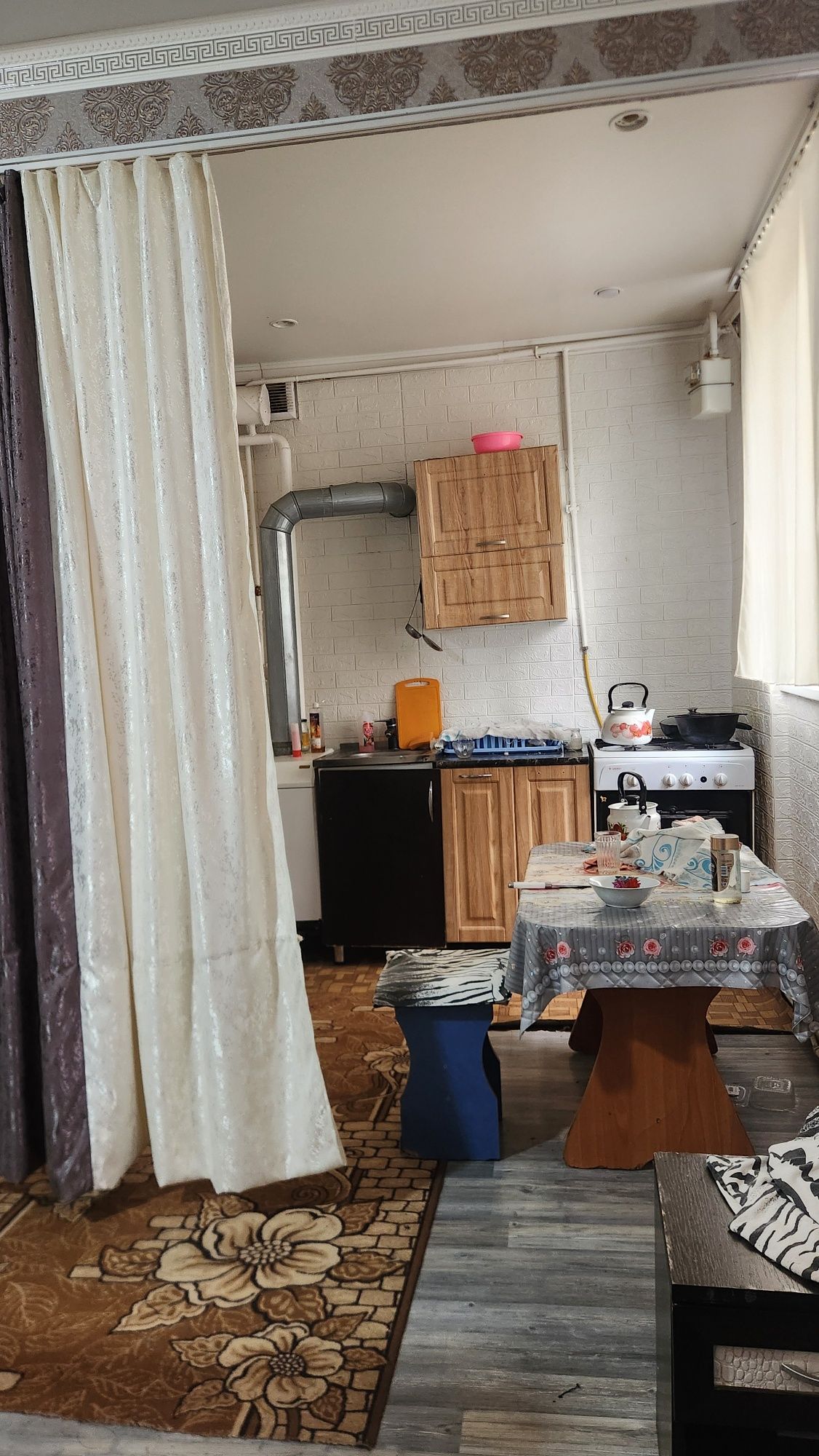 Продаётся коммерческое помещение рядом бассейна.