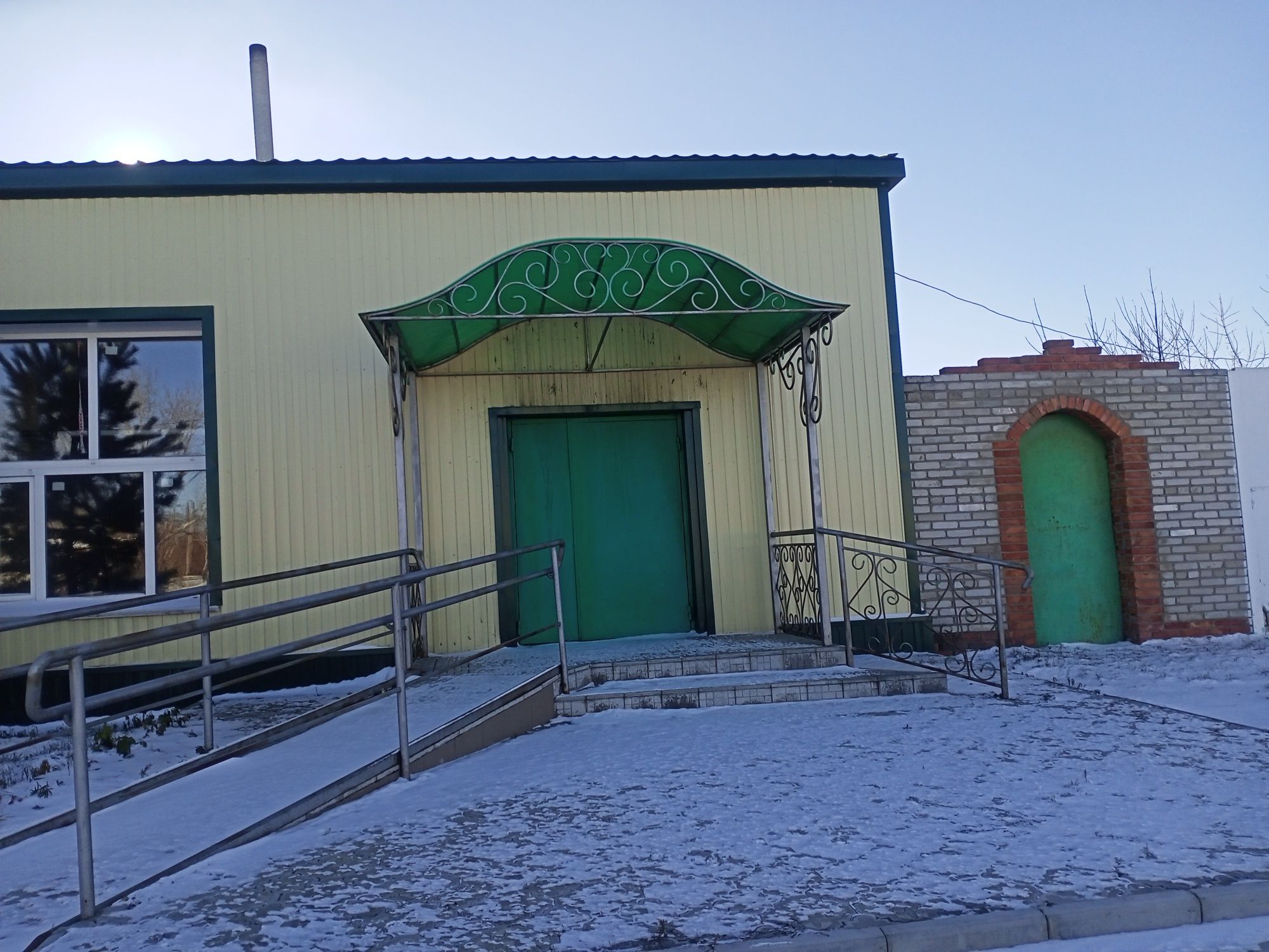 Продам коммерческое здание  сейчас там инкубатор,есть помещение под ма