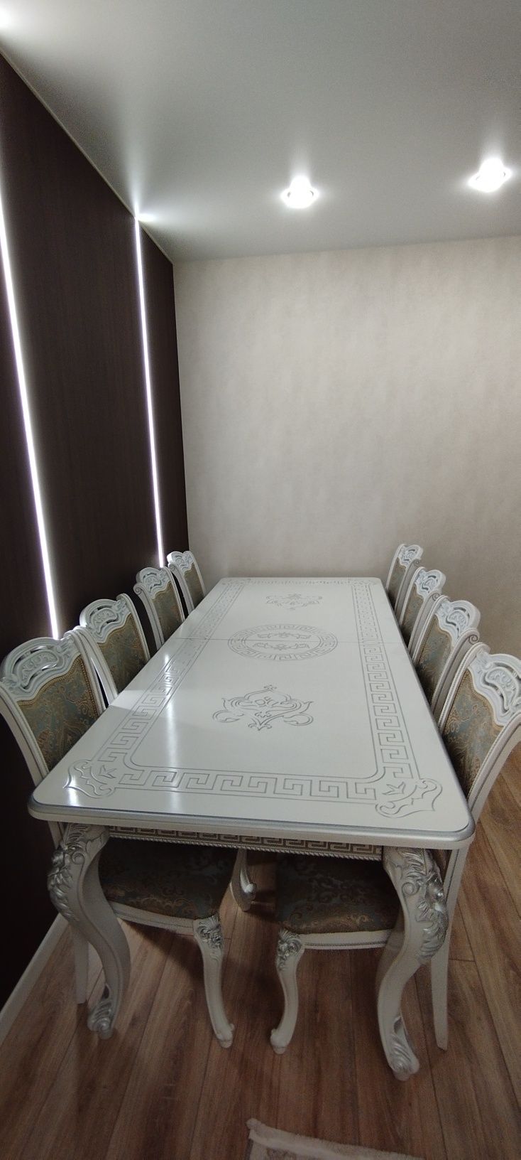 Стол со стульями