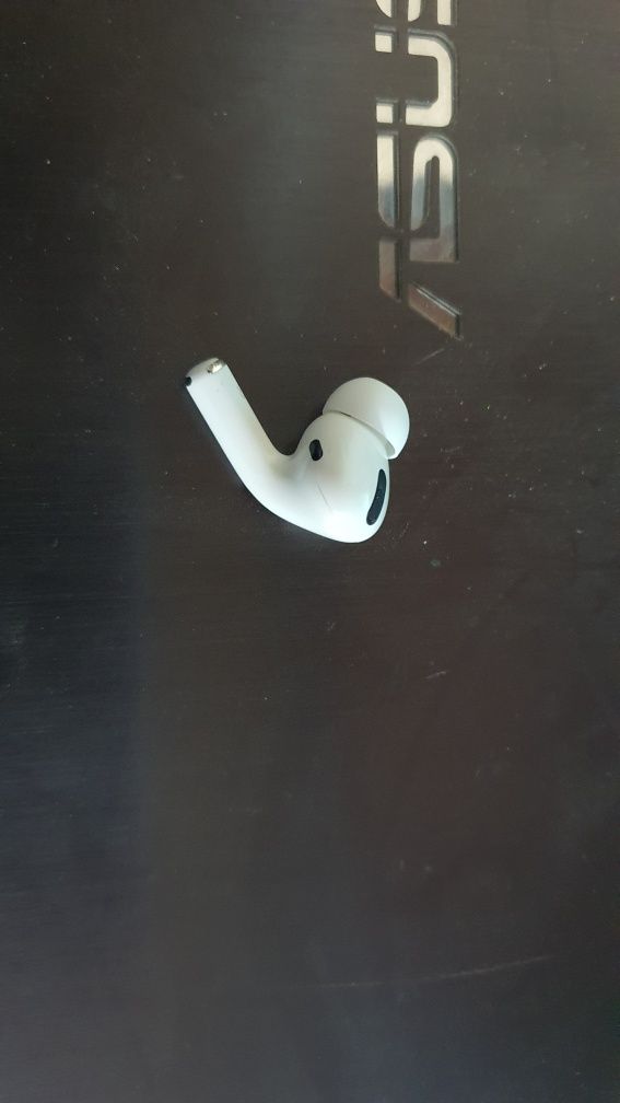 Продам левый и правый ухо от airpods pro оригинал