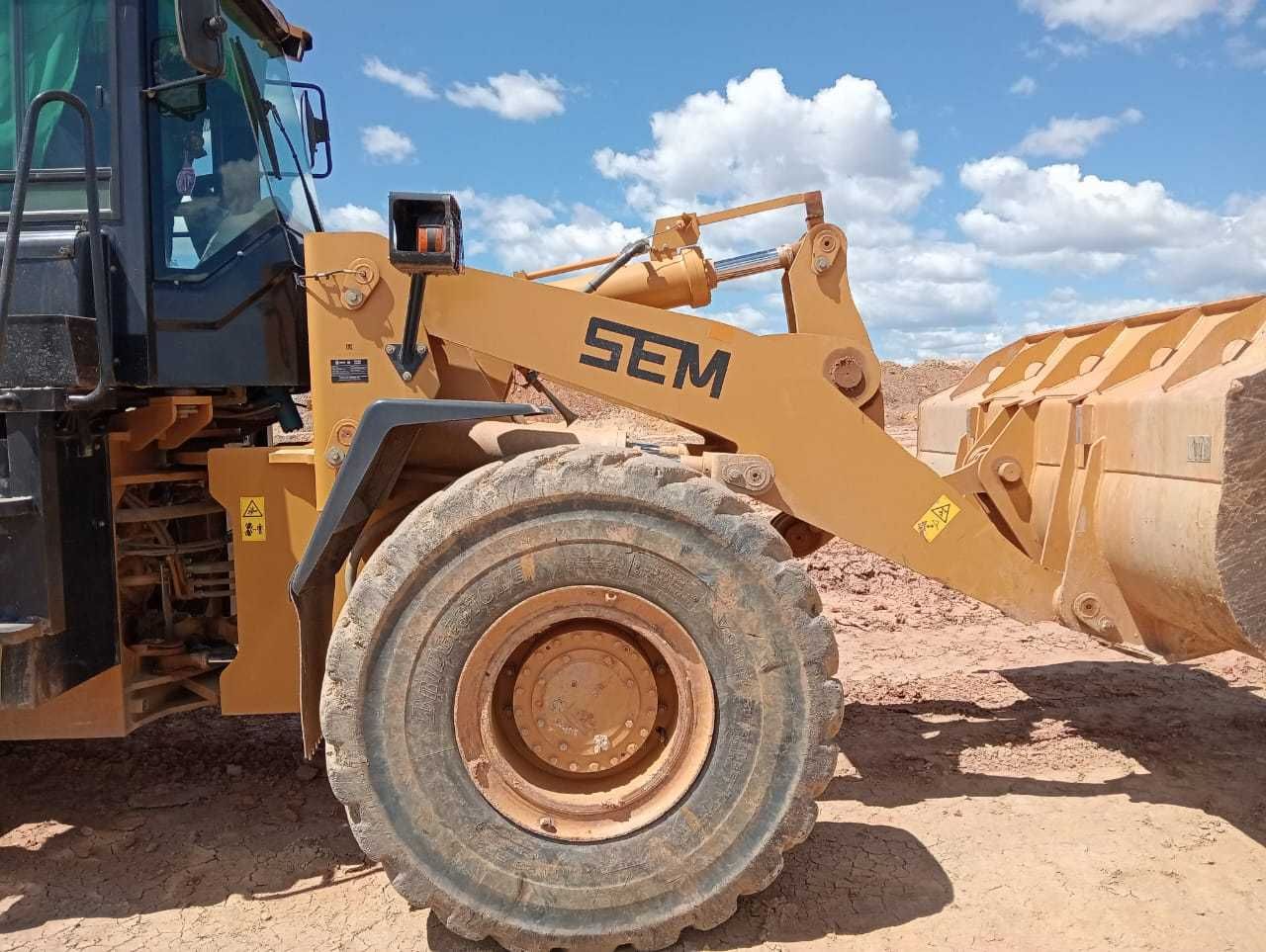 Продам фронтальный погрузчик SEM 655D