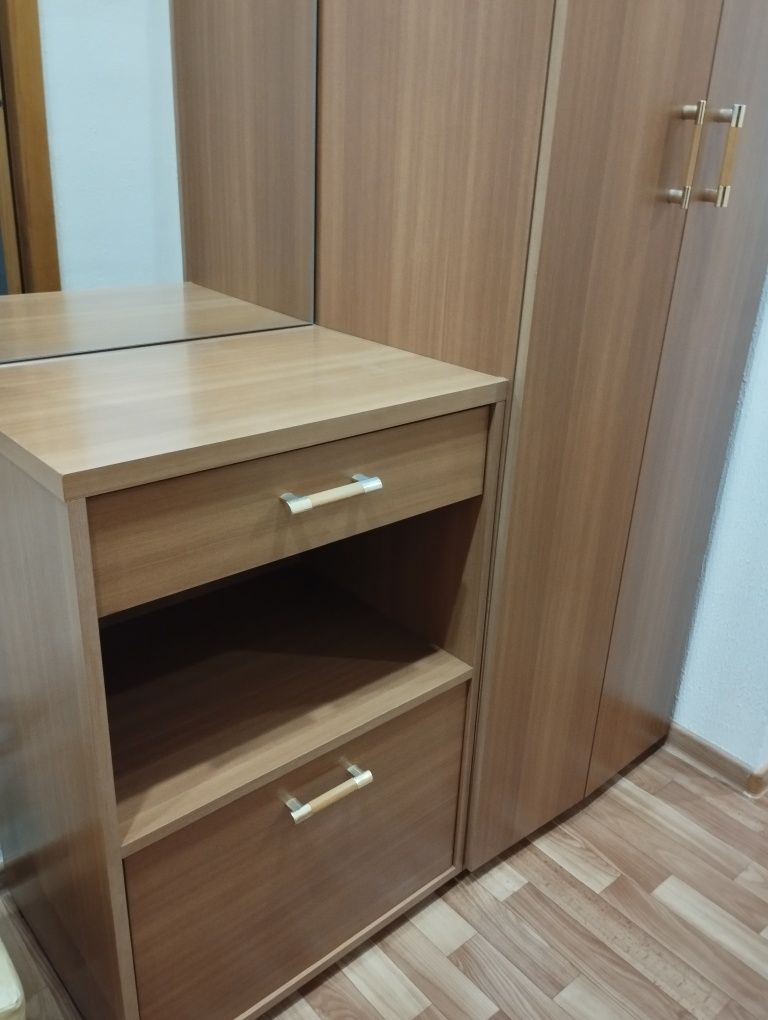Продам прихожую для коридора