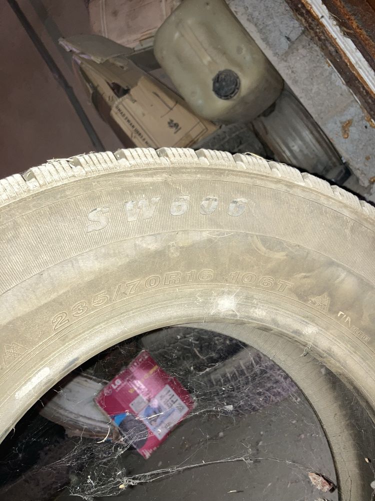 Зимние шины 235/70/16