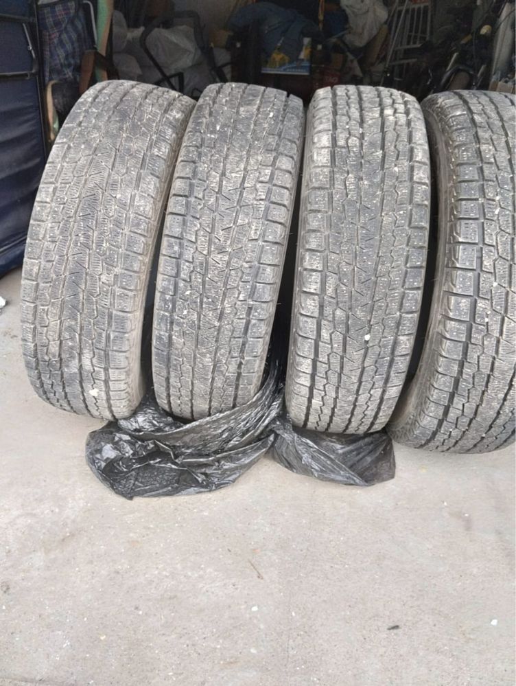 Зимние шины 215/70R16