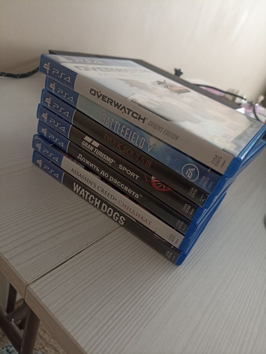 ps 4 продам с играми и 2 джостиками