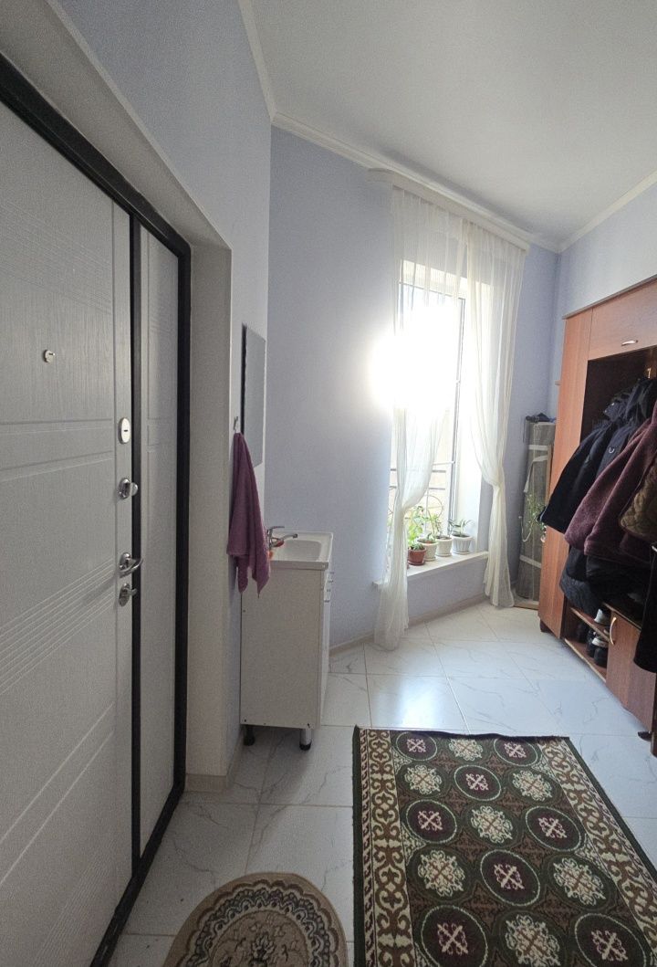 7 бөлмелі үлкен,жарық,кең үй сатылады.