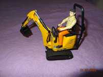 Мини экскаватор Bruder JCB 8010 CTS и рабочий .  (Германия)