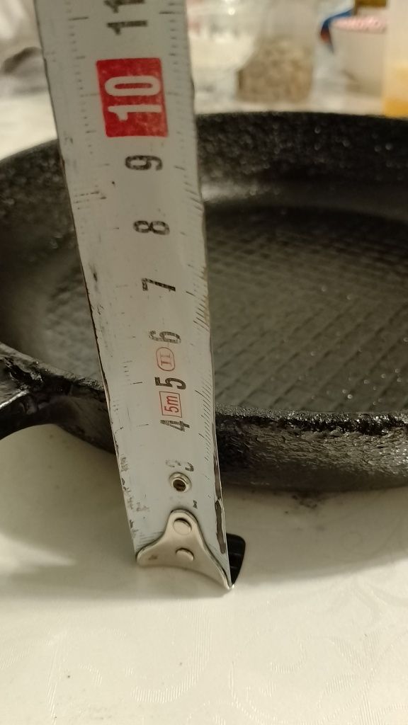 Продам чугунную сковороду. Адрес 12 мкр.