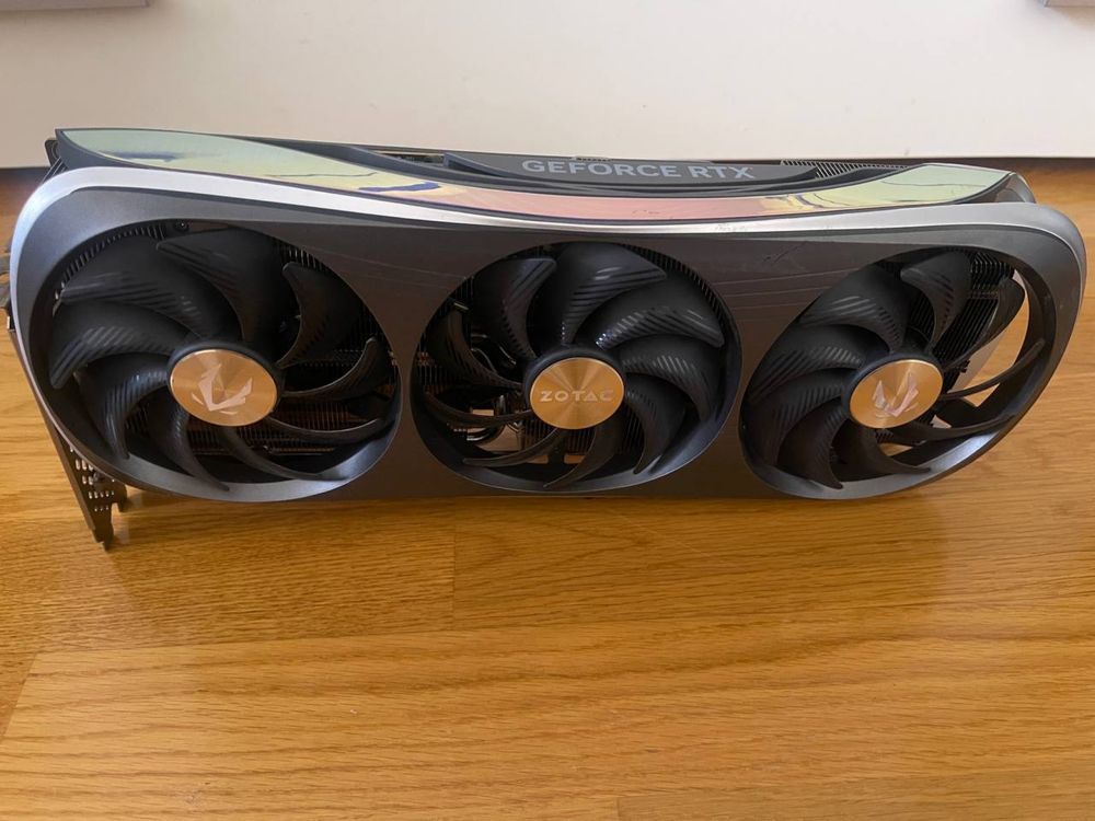 Продам видеокарту RTX 4090 ZOTAC AMP Extreme AIRO