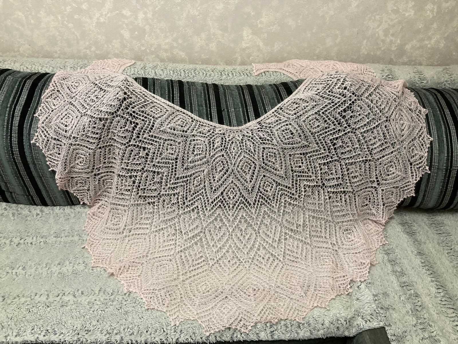 Шаль розовая из королевского мохера, ручной вязки