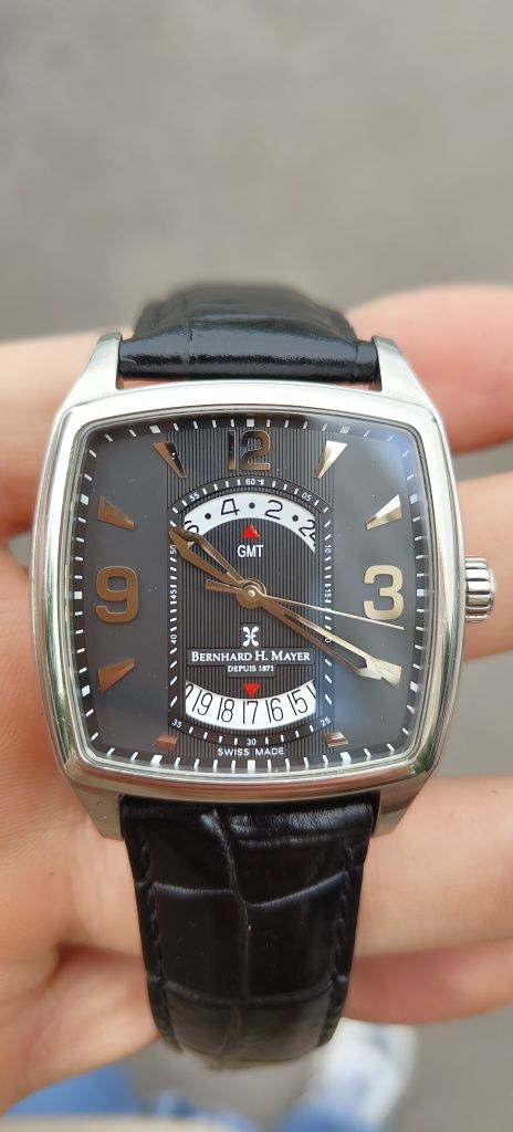 Швейцарские часы Bernhard H. Mayer с функцией GMT