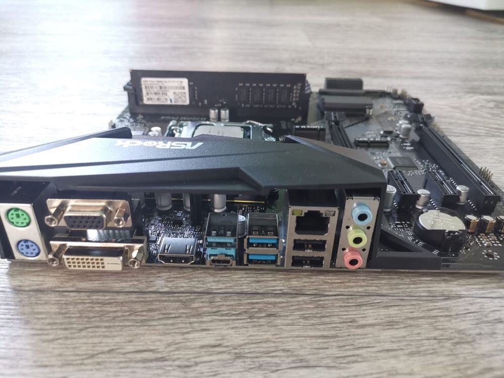 Новая Мат плата socket 1151 Asrock b360m процессор i3 8100 ОЗУ 4gb