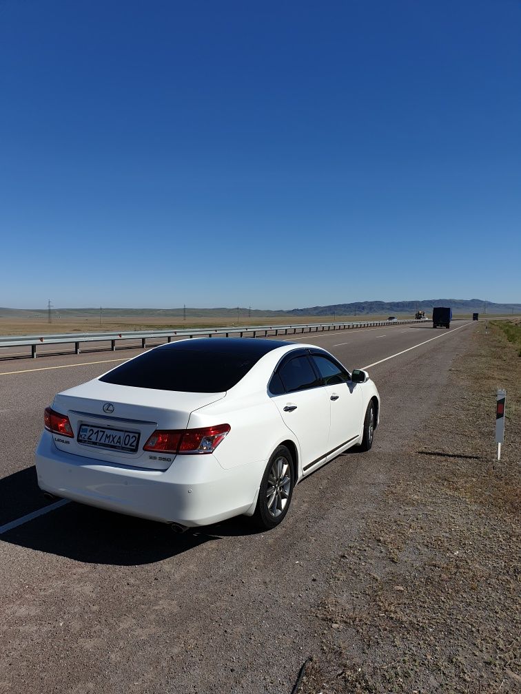 Продается Lexus ES 350 год выпуска 2011  с панорамной крышей