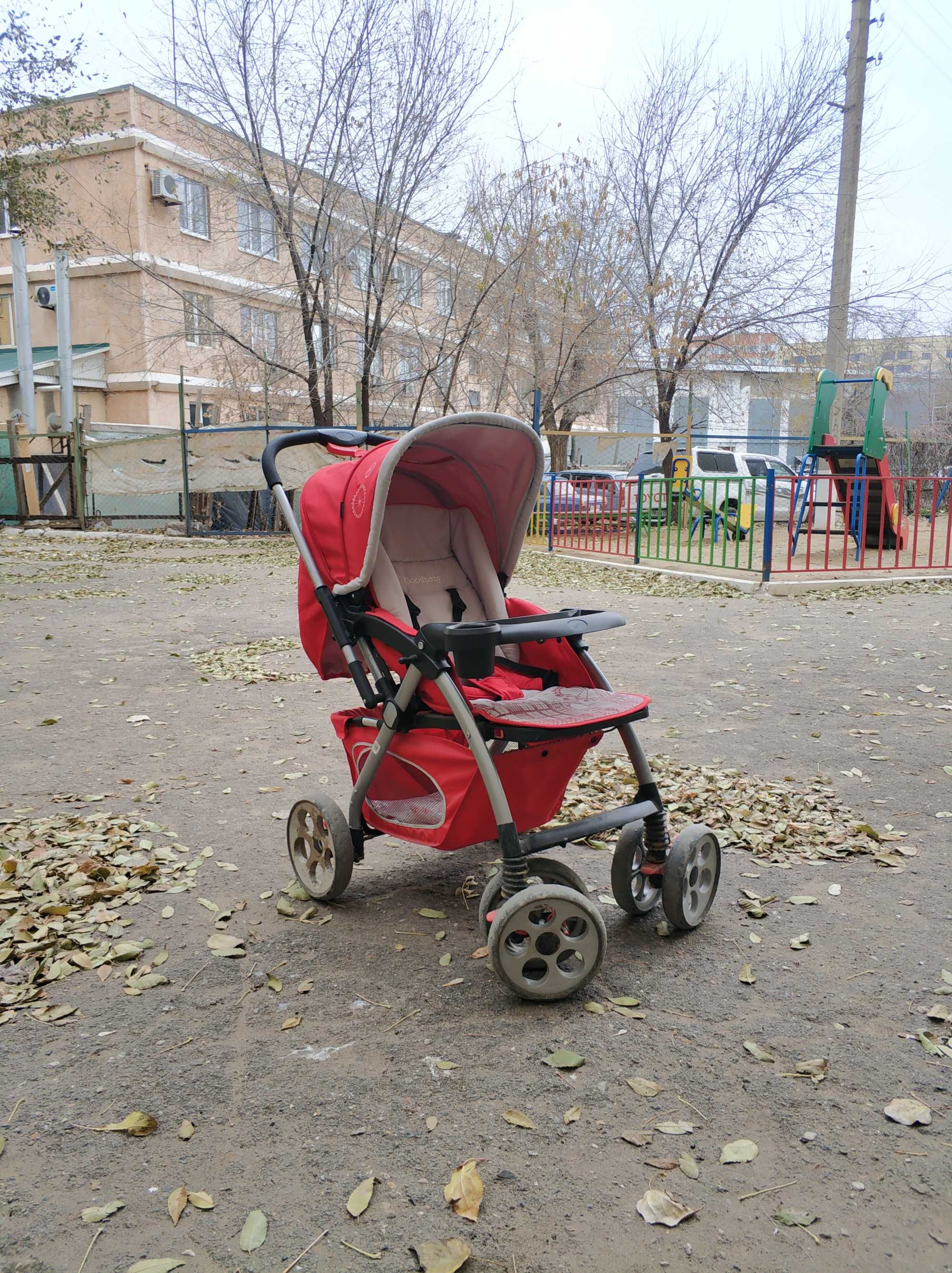 Коляска красного цвета