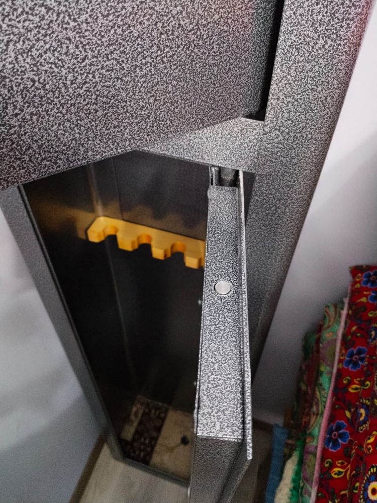 Продается заводской сейф