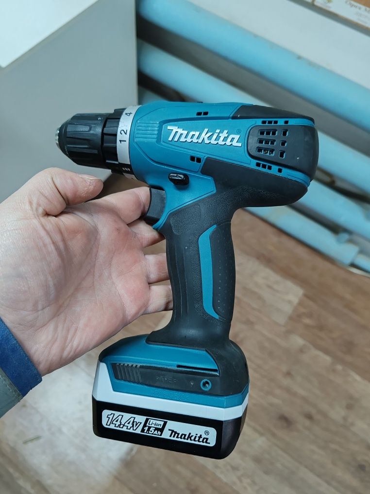 Продам шуруповерт Макита.