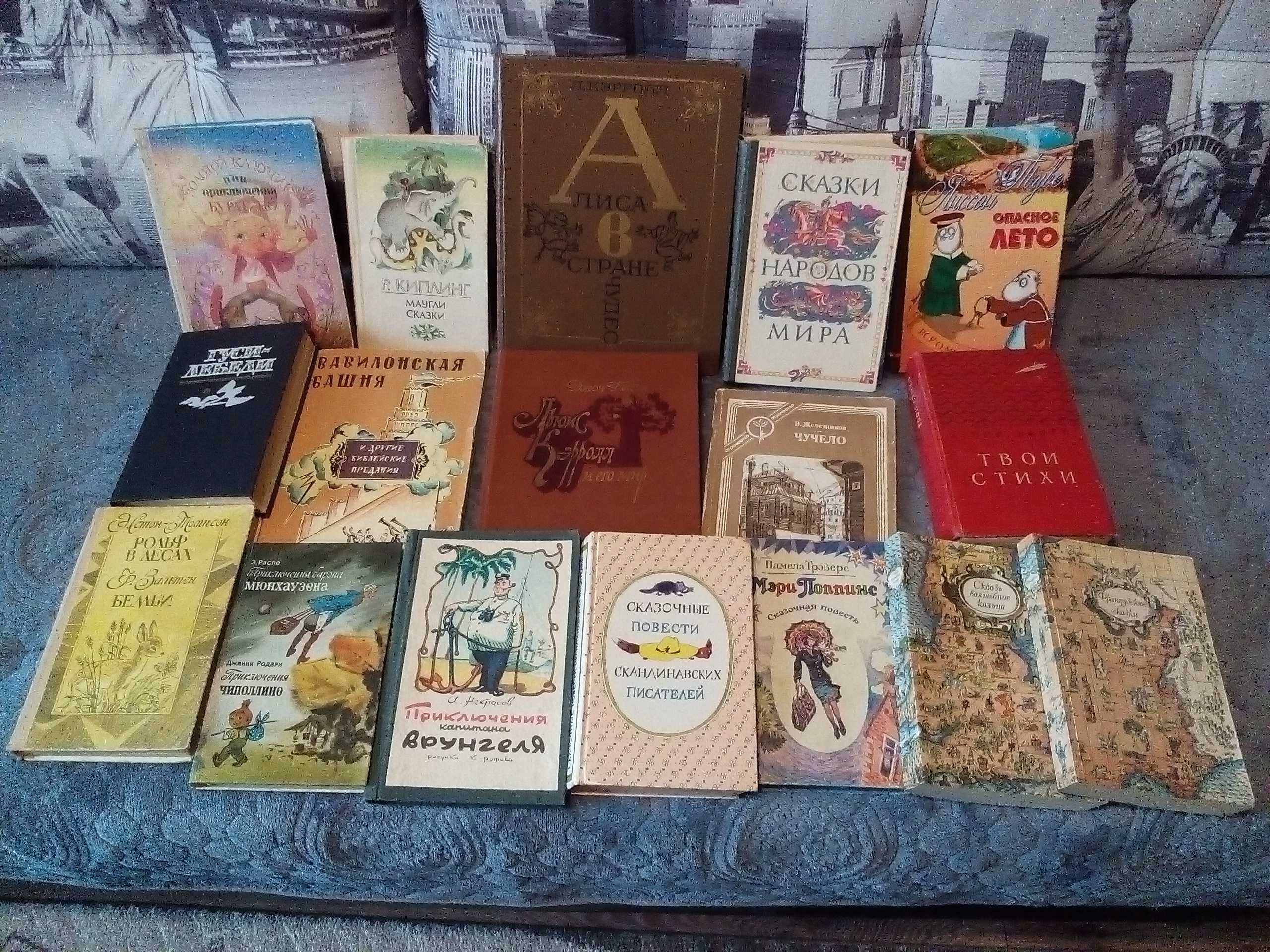Детские книги и энциклопедии с подарочными фигурками животных