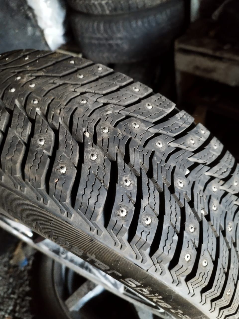 Резина зимняя 185/65 R15