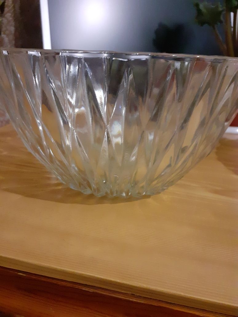 Продам вазы, салатницы.