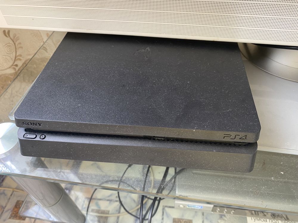 Playstation 4 1TB (скачаны 4 игры) срочно!