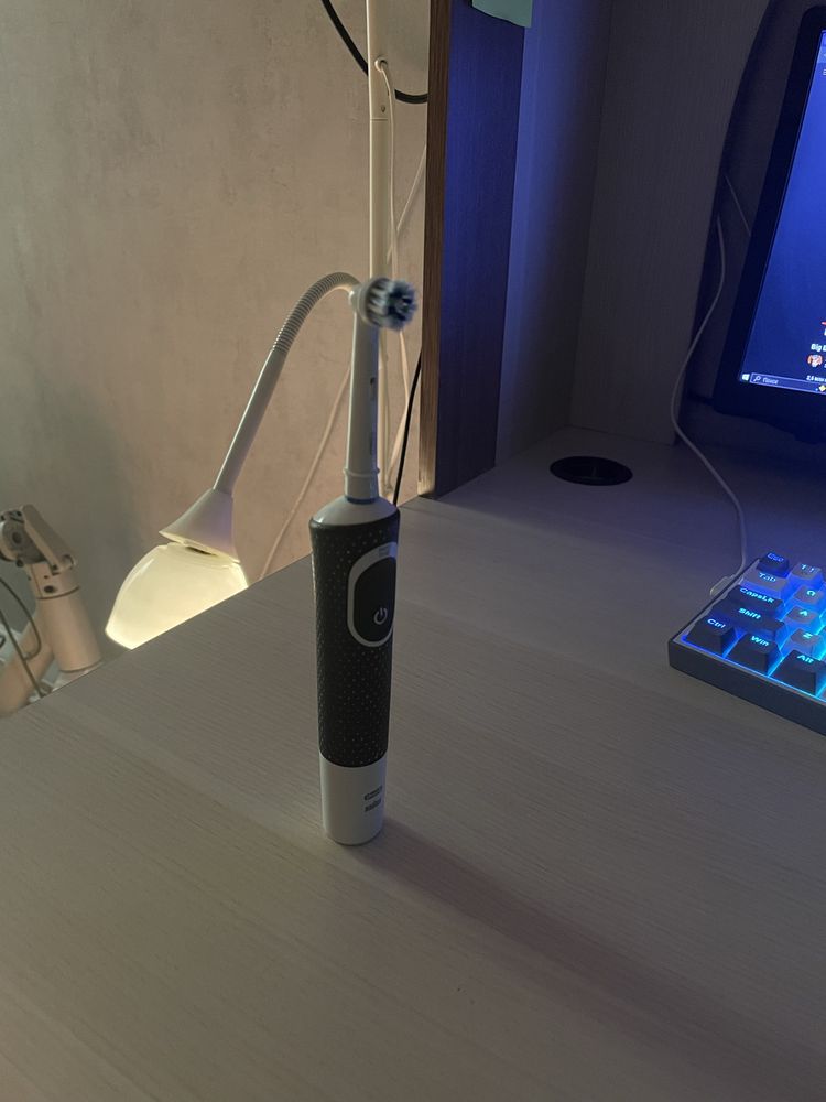 Электрическая зубная щетка Oral B (Braun)