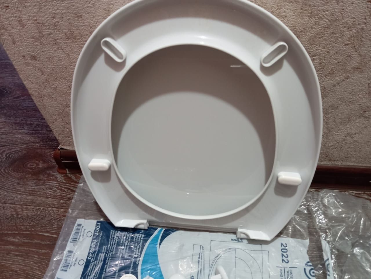 Продаётся крышка от унитаза новый. просто не подошёл по разиеру