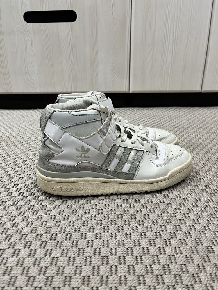 Хорошие кроссовки Adidas 43 размер