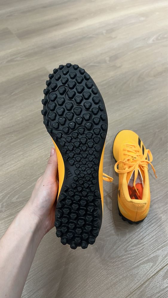 Оргинальные НОВЫЕ Футбольные бутсы (сороконожки) ADIDAS