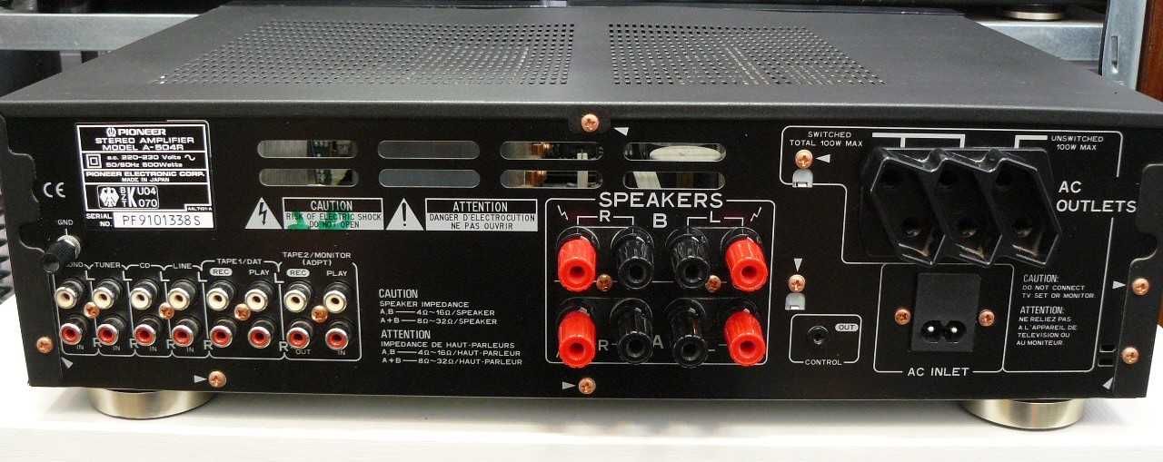 Мощный усилитель Pioneer, с пультом ДУ.
